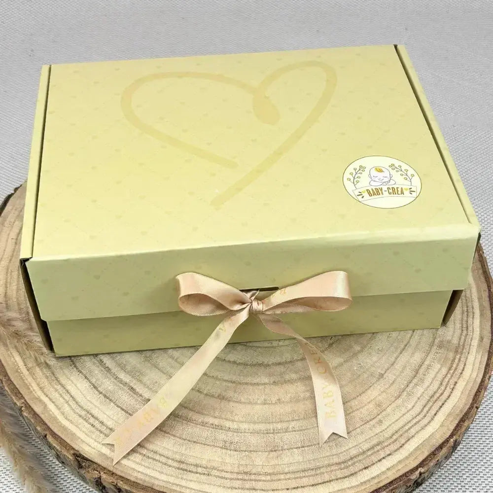 Boîte personnalisée bébé Juliette – emballage raffiné avec cœur imprimé – parfait pour accompagner un cadeau de baptême ou d’anniversaire.