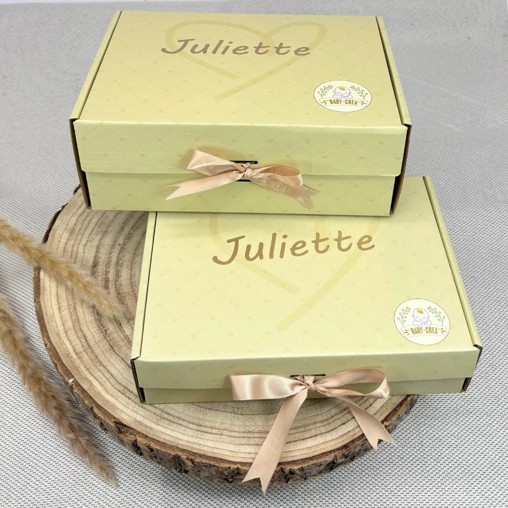 Coffret cadeau naissance avec prénom gravé – design élégant et mixte – idéal pour offrir un souvenir inoubliable aux jeunes parents.