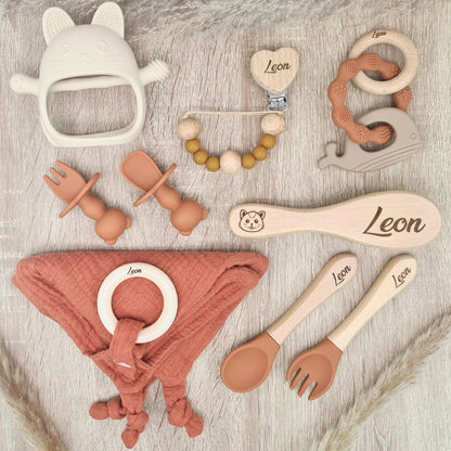 Kit naissance personnalisé couleur terracotta avec prénom Leon incluant anneau dentition, brosse cheveux bois et accessoires repas