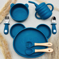 Coffret bébé bleu marine personnalisé : assiette ventouse, tasse, couverts et bol en silicone doux sans BPA.