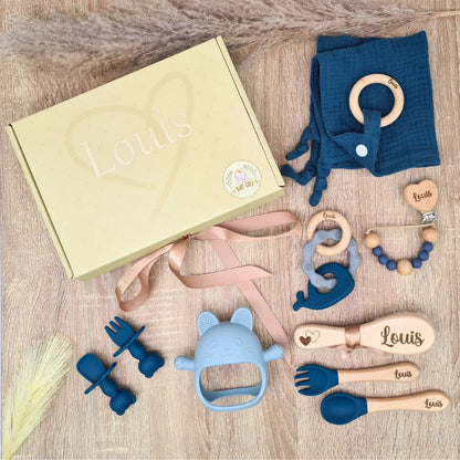 Coffret naissance bleu personnalisé avec prénom, attache tétine silicone et couverts bébé – cadeau parfait pour garçon.