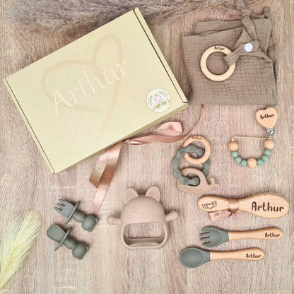 Coffret naissance vert personnalisé avec prénom, attache tétine et anneau dentition bébé – coffret cadeau naissance unique.
