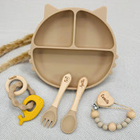 Coffret repas bébé personnalisé beige avec assiette chat compartimentée, couverts et accessoires bois, cadeau de naissance Baby-Crea