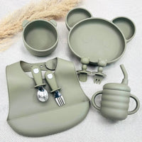 Coffret repas bébé vert olive complet avec vaisselle silicone sans BPA et couverts ergonomiques pour bébé.