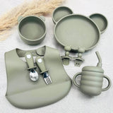 Coffret repas bébé vert olive complet avec vaisselle silicone sans BPA et couverts ergonomiques pour bébé.