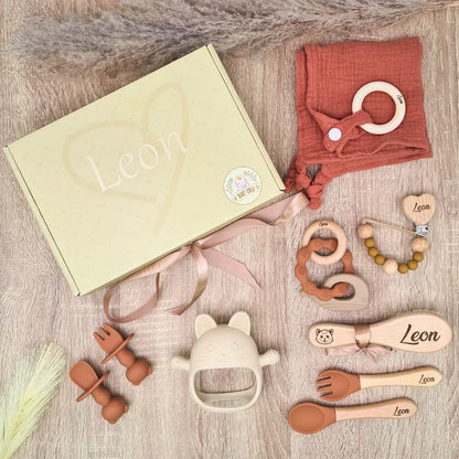 Coffret souvenir bébé marron avec prénom gravé, anneau de dentition dauphin et couverts en bois – cadeau personnalisé naissance.
