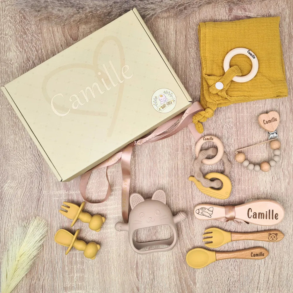 Coffret souvenir bébé personnalisé jaune avec prénom, attache tétine, anneau de dentition et couverts bébé – cadeau de naissance original.