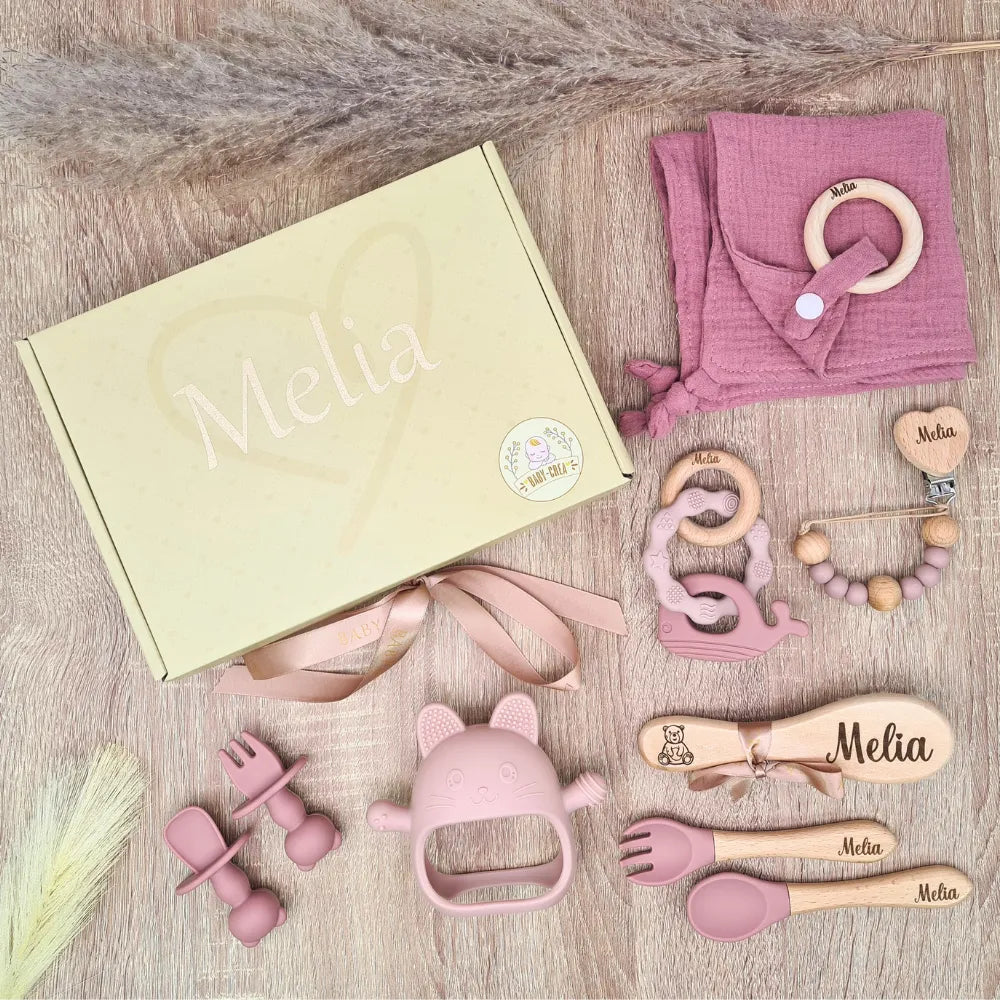 Coffret souvenir bébé rose avec prénom, anneau dentition et attache tétine personnalisée – cadeau de naissance fille.