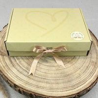 Emballage cadeau naissance personnalisé au prénom – parfait pour sets repas ou doudous bébé – boîte cadeau design élégant avec logo Baby-Crea.