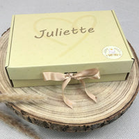 Emballage cadeau prénom bébé – coffret rigide décoré avec un ruban satiné – parfait pour un cadeau de naissance fille ou garçon personnalisé.