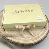 Emballage cadeau prénom bébé – coffret rigide décoré avec un ruban satiné – parfait pour un cadeau de naissance fille ou garçon personnalisé.