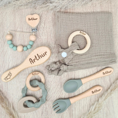 Coffret naissance personnalisé vert menthe Arthur avec pacifier clip, lange coton bio et couverts silicone bébé