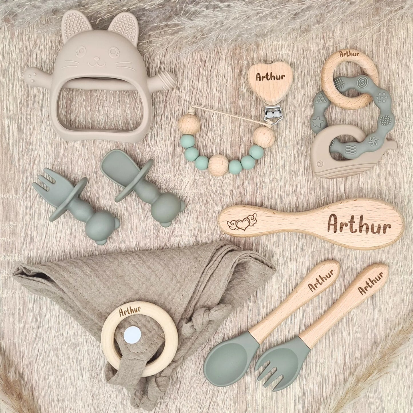 Pack bébé personnalisé vert sage prénom Arthur avec teether chat silicone, pacifier clip perles bois et lange muslin