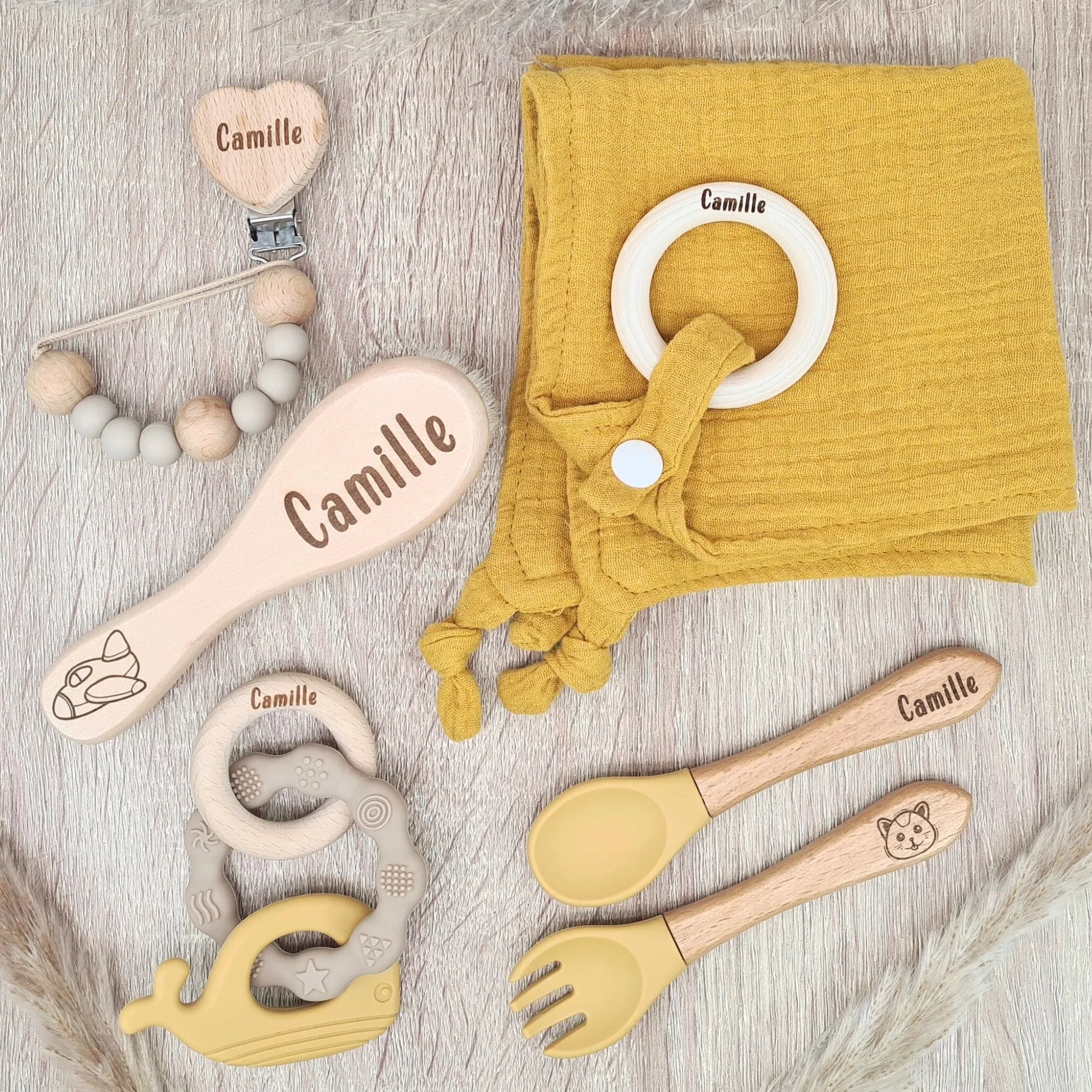 Kit naissance personnalisé jaune avec prénom Camille, teether whale, muslin blanket et accessoires repas bois