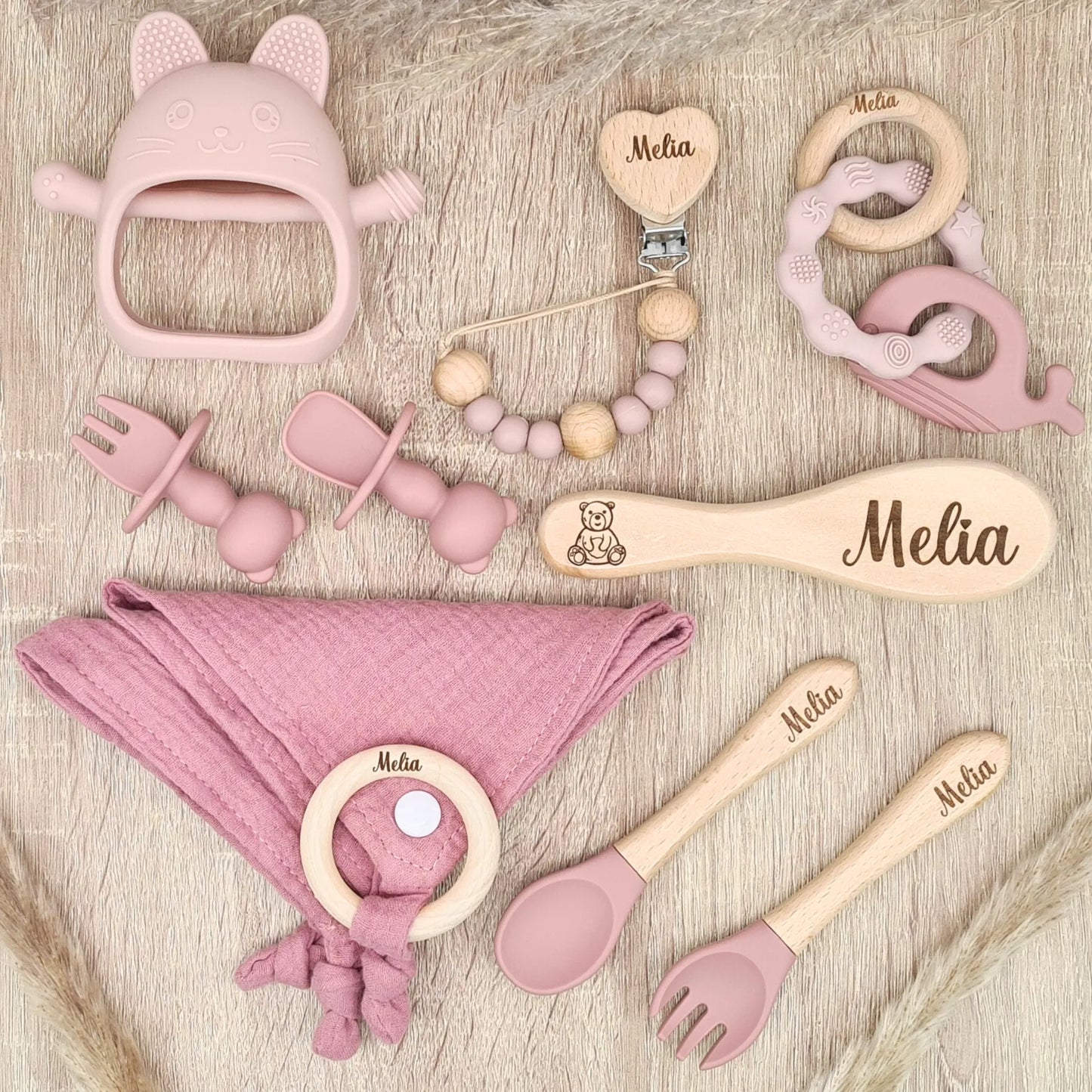 Pack naissance personnalisé rose avec prénom Melia comprenant teether chat, pacifier clip, muslin blanket, wooden brush et silicone utensils