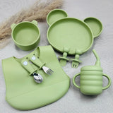 Set bébé vert clair : vaisselle silicone sans BPA et accessoires ergonomiques. Idéal dès 6 mois.