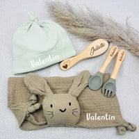 Set naissance prénom Valentin avec bonnet vert pastel, doudou lapin sable, couverts et brosse personnalisés. Coffret bébé naturel.