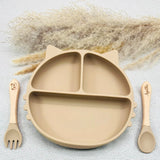 Coffret repas bébé beige avec prénom, assiette silicone antidérapante et couverts bois. Cadeau naissance utile.