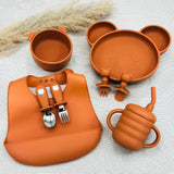 Set repas bébé terracotta ergonomique avec assiette ours, bol, tasse, bavoir silicone et couverts bébé.