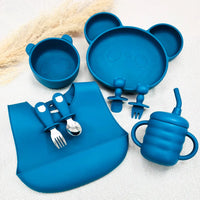 Vaisselle bébé bleu marine complète avec assiette, bol, bavoir et tasse. Coffret ergonomique sécurisé.