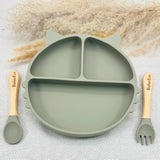 Vaisselle bébé vert olive avec prénom : assiette ventouse silicone et couverts bois. Idée cadeau naissance mixte.