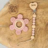 Coffret bébé prénom attache tétine et anneau rose